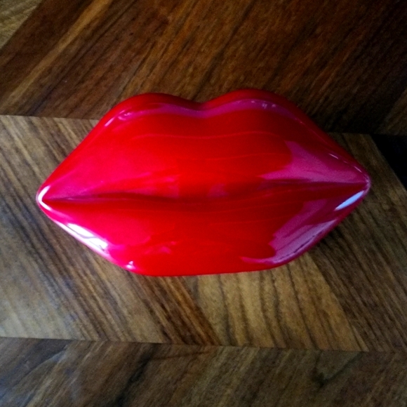 Iconic Lulu Guinnes Lip clutch - Picture 1 of 6